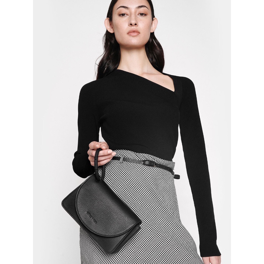 二手很新 CHARLES & KEITH 手環梯形斜背包 掀蓋手拿包 小ck-細節圖2