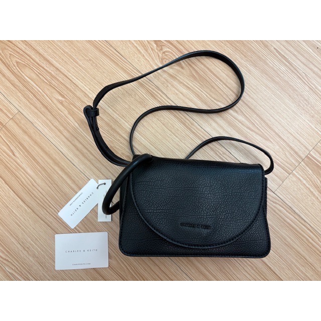 二手很新 CHARLES & KEITH 手環梯形斜背包 掀蓋手拿包 小ck-細節圖3