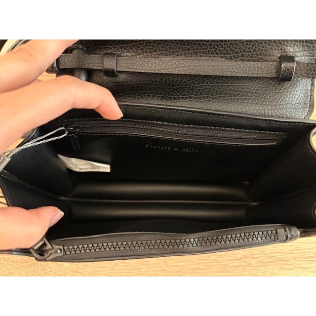 二手很新 CHARLES & KEITH 手環梯形斜背包 掀蓋手拿包 小ck-細節圖7