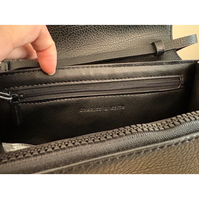 二手很新 CHARLES & KEITH 手環梯形斜背包 掀蓋手拿包 小ck-細節圖8