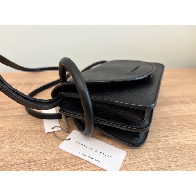 二手很新 CHARLES & KEITH 手環梯形斜背包 掀蓋手拿包 小ck-細節圖9