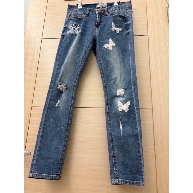 二手近全新 專櫃 abito 蕾絲蝴蝶刷破刷色合身牛仔褲 原價$3680 窄管褲 鉛筆褲-細節圖2