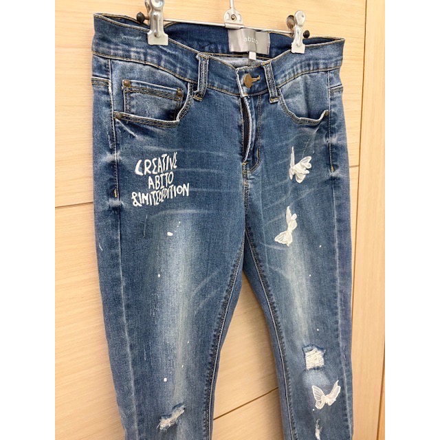 二手近全新 專櫃 abito 蕾絲蝴蝶刷破刷色合身牛仔褲 原價$3680 窄管褲 鉛筆褲-細節圖3