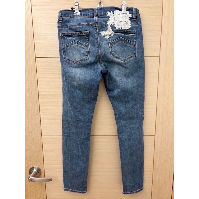 二手近全新 專櫃 abito 蕾絲蝴蝶刷破刷色合身牛仔褲 原價$3680 窄管褲 鉛筆褲-細節圖4