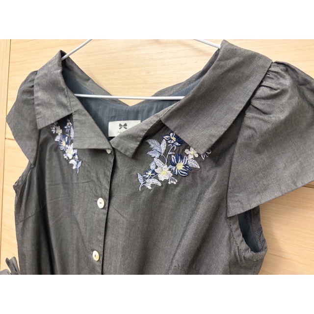 全新 專櫃 IRIS Girls 艾莉詩 刺繡花朵翻領洋裝 連身裙 附腰帶 原價$5590-細節圖5