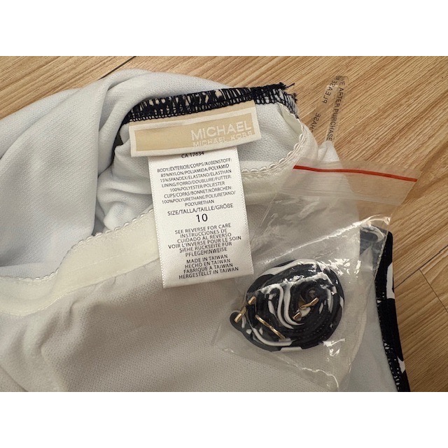 (客訂）全新 Michael Kors 品牌單肩側腰抓皺連身泳裝 泳衣 MK泳裝 附單肩帶-細節圖6