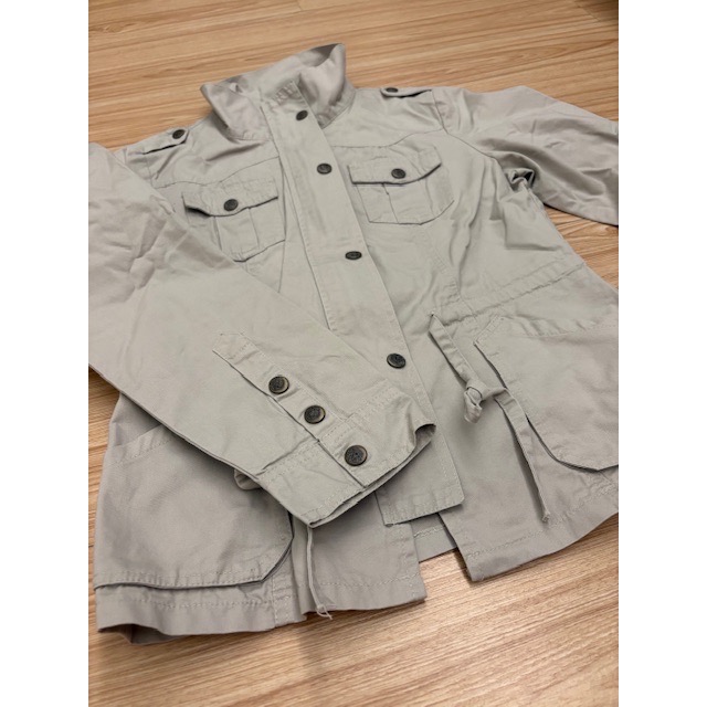 全新 東京著衣 軍裝式帥氣立領休閒外套 卡其薄外套-細節圖7