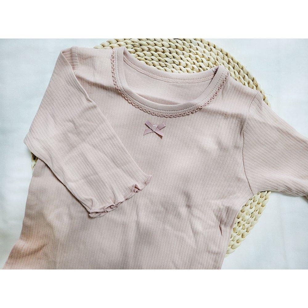 【秋季新品🍭90公分】日本進口 mamaraku 長袖上衣2件組 素面 乾燥粉 白色 蝴蝶結 圓領日本童裝 薄款 內搭-細節圖3