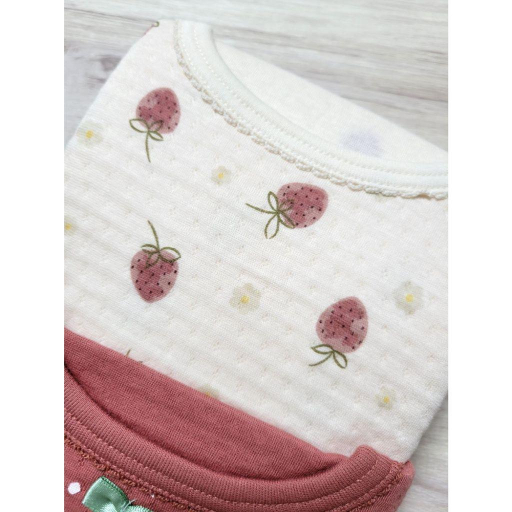 【現貨80cm🍓附發票】futafuta 長袖包屁衣前開式長袖包屁衣 100%棉 舖棉 草莓 點點 紅色 家居服 女童-細節圖3