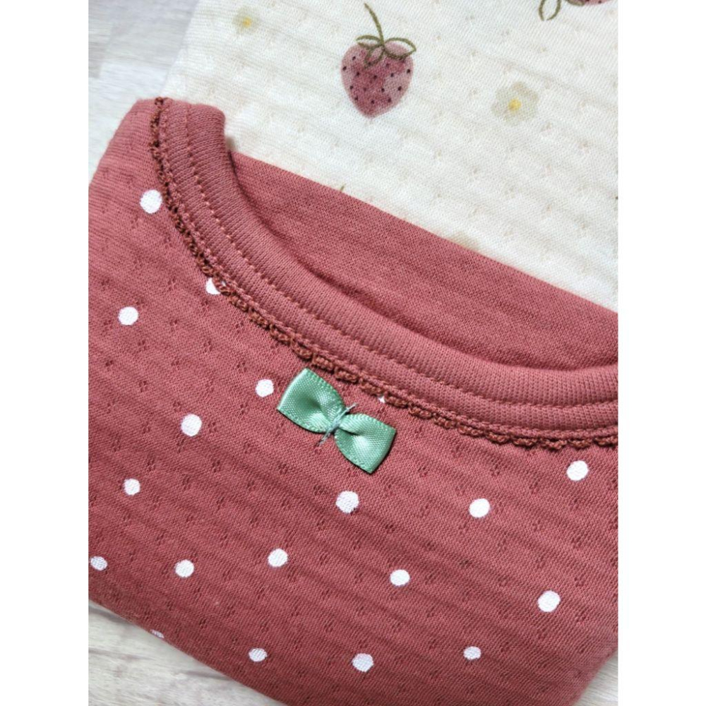 【現貨80cm🍓附發票】futafuta 長袖包屁衣前開式長袖包屁衣 100%棉 舖棉 草莓 點點 紅色 家居服 女童-細節圖4