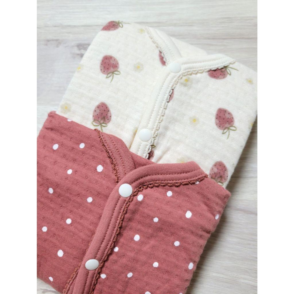 【現貨80cm🍓附發票】futafuta 長袖包屁衣前開式長袖包屁衣 100%棉 舖棉 草莓 點點 紅色 家居服 女童-細節圖6