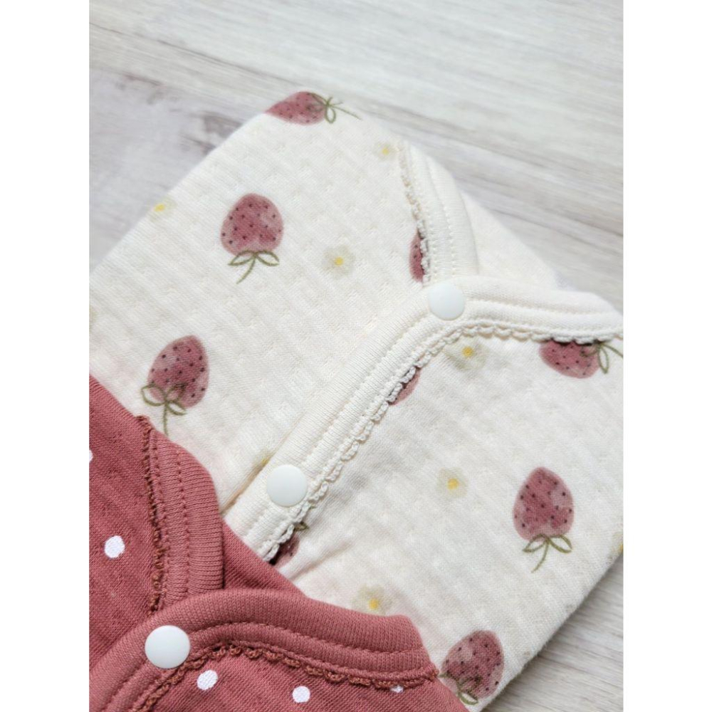 【現貨80cm🍓附發票】futafuta 長袖包屁衣前開式長袖包屁衣 100%棉 舖棉 草莓 點點 紅色 家居服 女童-細節圖7