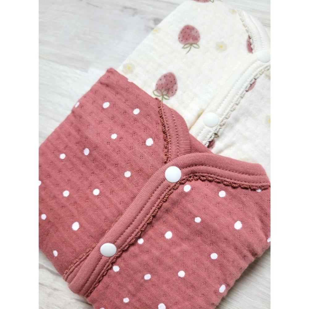 【現貨80cm🍓附發票】futafuta 長袖包屁衣前開式長袖包屁衣 100%棉 舖棉 草莓 點點 紅色 家居服 女童-細節圖8