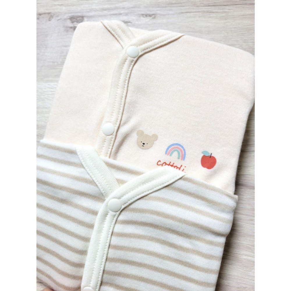 【現貨70cm 🚩】日本Cottoli 前扣式長袖包屁衣 小熊 彩虹 蘋果 奶茶 薄款 圓領-細節圖2