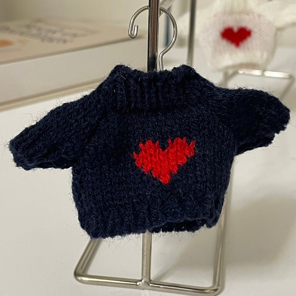 深藍愛心毛衣