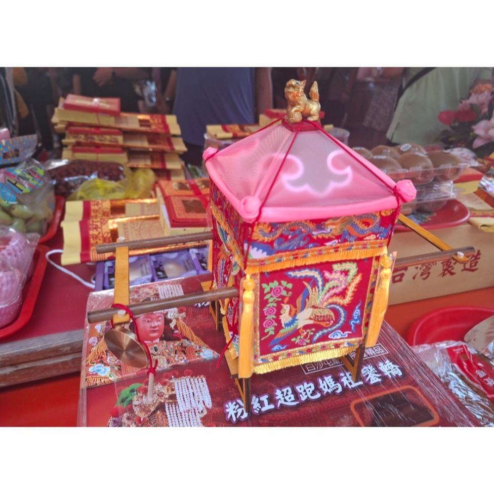 (慶達文創-只做精品)白沙屯神轎 白沙屯媽祖 粉紅超跑仿真精美刺繡模型神轎真竹轎棍升級版（贈加厚轎椅，銅鑼及四疊壓轎金）-細節圖2