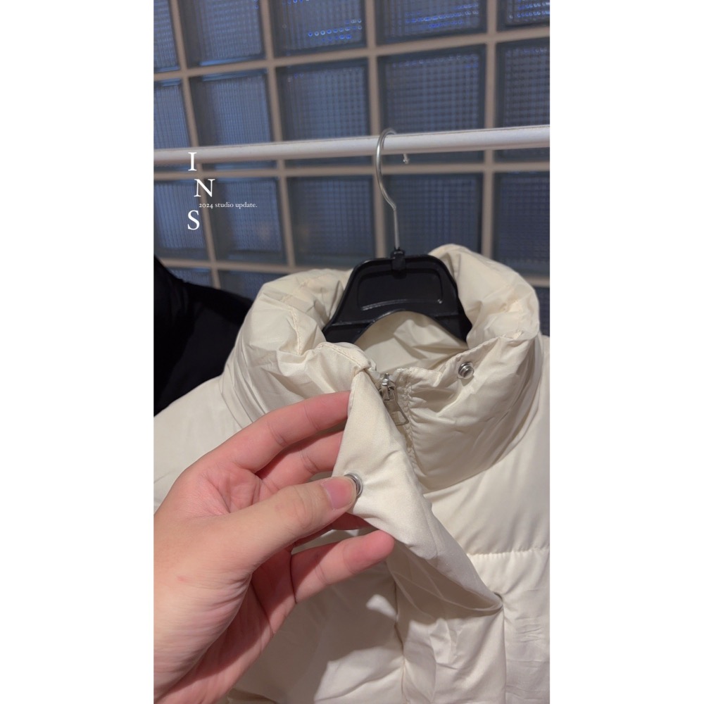 𝑊𝐸𝐼 𝐻𝑆𝐼𝑁 ♡︎（現貨） 【 暖心小伙🔥】  韩版排扣拉鍊鋪棉宽松立领收腰马夹#17033-細節圖9