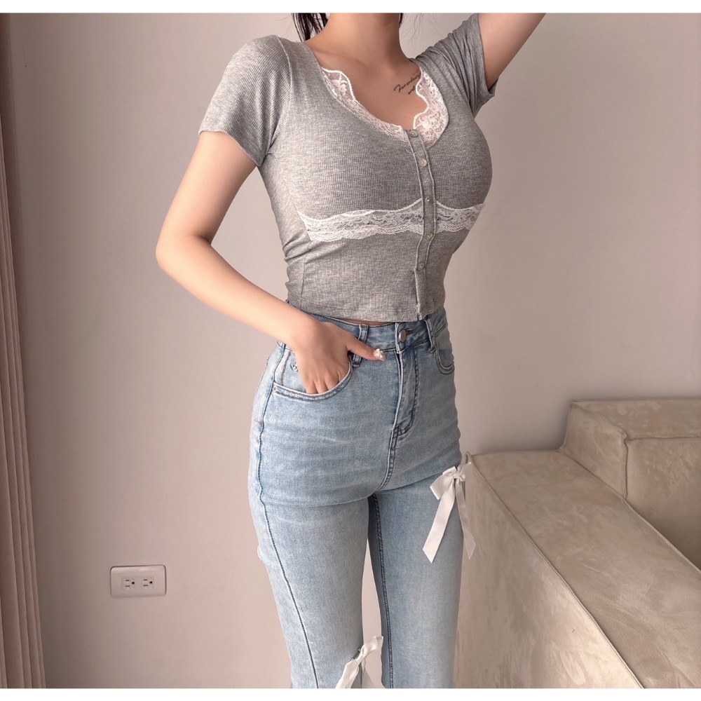 Wei.Hsin_（現貨）U領拼接蕾絲罩杯短T #195-細節圖2