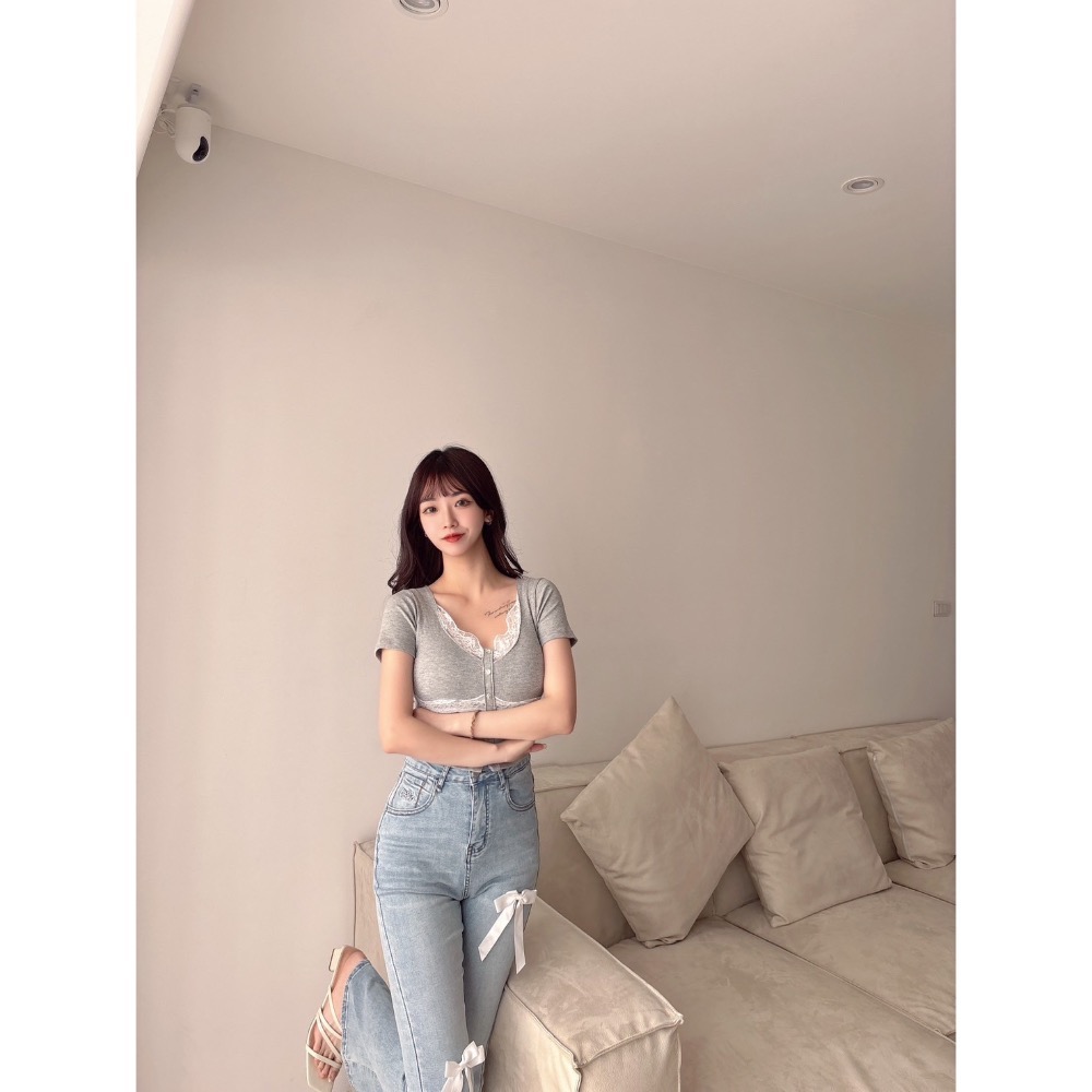 Wei.Hsin_（現貨）U領拼接蕾絲罩杯短T #195-細節圖3