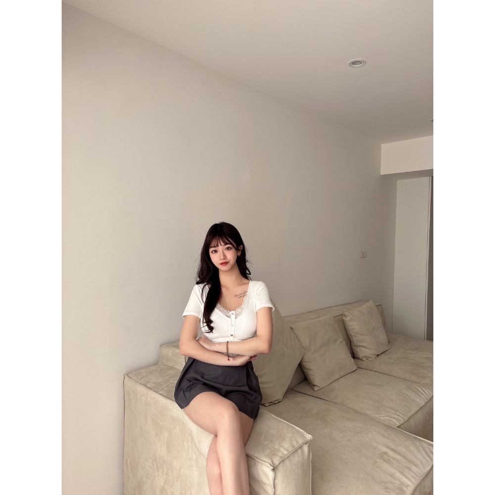 Wei.Hsin_（現貨）U領拼接蕾絲罩杯短T #195-細節圖5