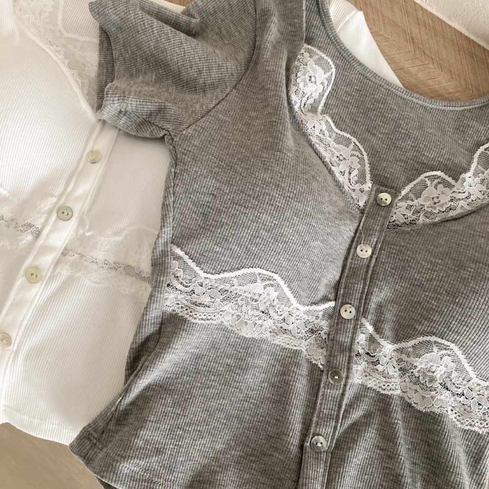 Wei.Hsin_（現貨）U領拼接蕾絲罩杯短T #195-細節圖6