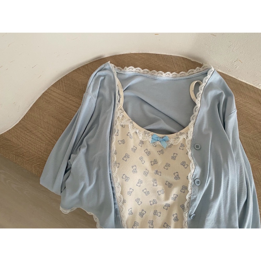 Wei.Hsin_（現貨）細肩蕾絲熊熊短洋兩件套#1162-細節圖8