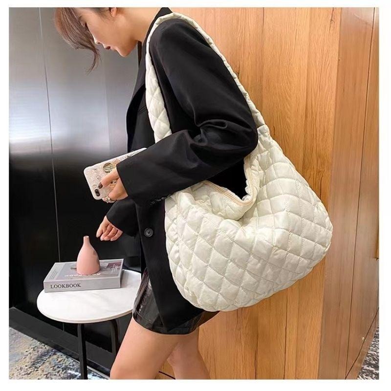 現貨 韓國雲朵衍縫A4大菠蘿包 側背包 藍色-細節圖2