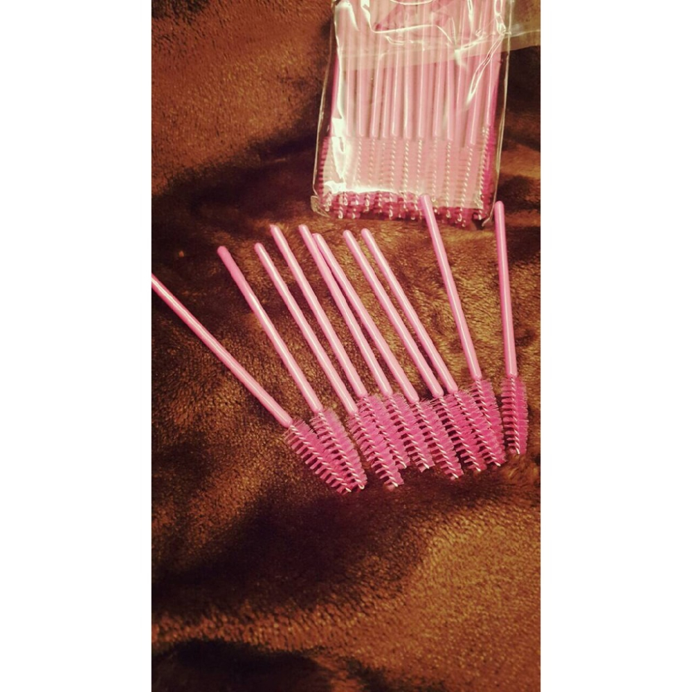 現貨 睫毛刷 彩色 粉紅色 桃紅色 玫瑰色 拋棄式 一次性 眉毛刷 眉毛梳 50支一包 來店禮 美睫娜娜 打卡禮-細節圖2