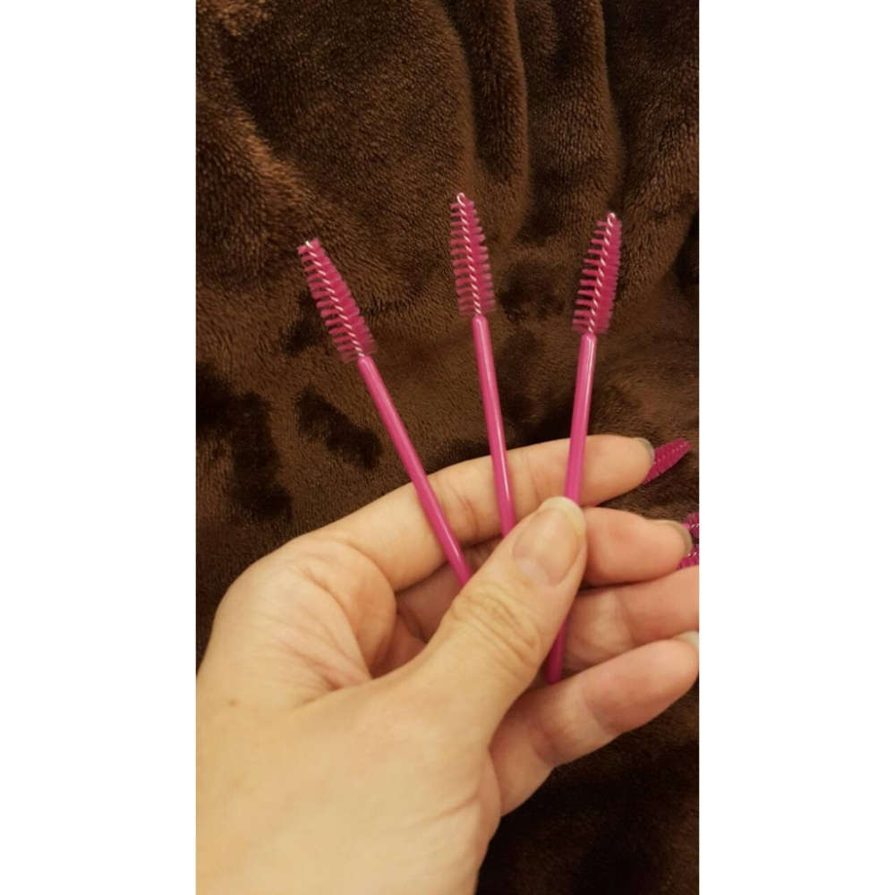 現貨 睫毛刷 彩色 粉紅色 桃紅色 玫瑰色 拋棄式 一次性 眉毛刷 眉毛梳 50支一包 來店禮 美睫娜娜 打卡禮-細節圖3