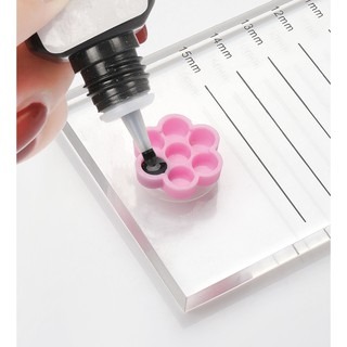 現貨 梅花膠水杯 花花杯 黑膠杯 膠水杯 睫毛膠水杯 黑膠膠水杯 美睫用具 大容量 一包100入 花型膠水杯 美睫娜娜-細節圖2