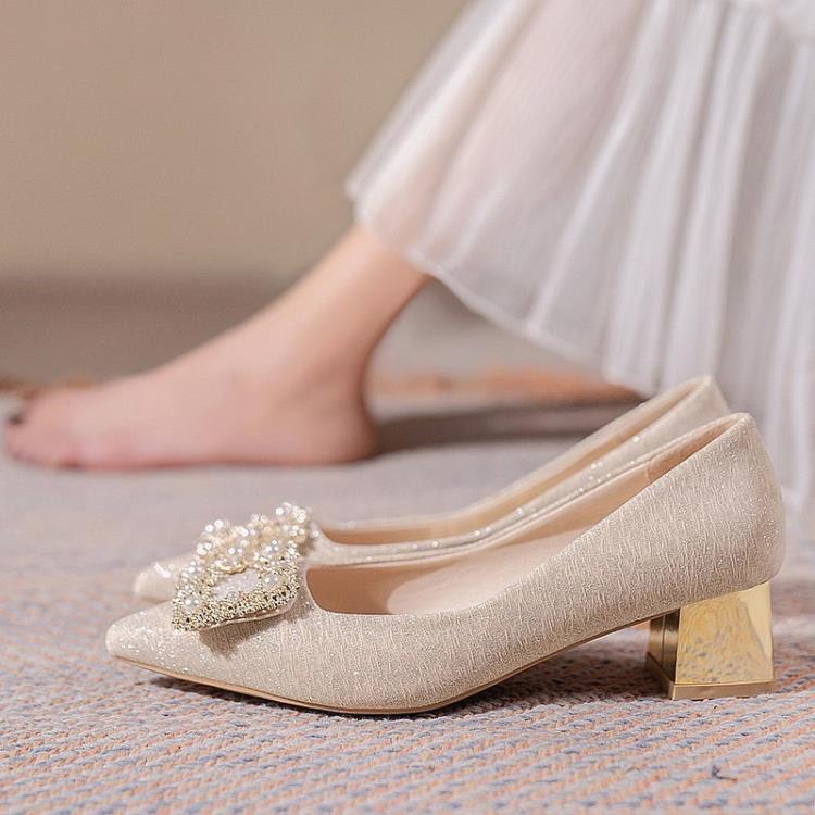 高跟鞋 批髮粗跟單鞋女2023新款婚鞋時尚淺口珍珠方扣新娘鞋尖頭鞋子-細節圖3