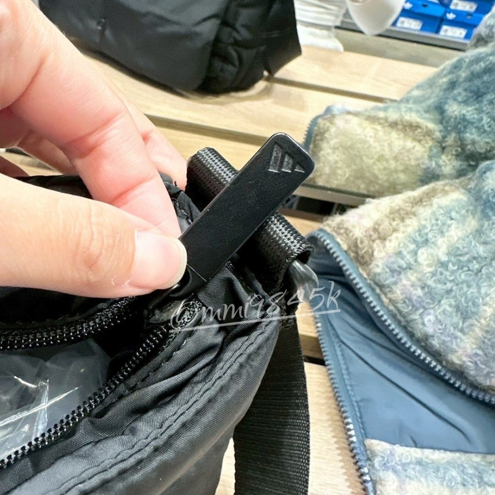 愛迪達 Adidas 雲朵包 郵差包 運動休閒 可調節背帶 斜背包 三葉草 掀蓋郵差包-細節圖4