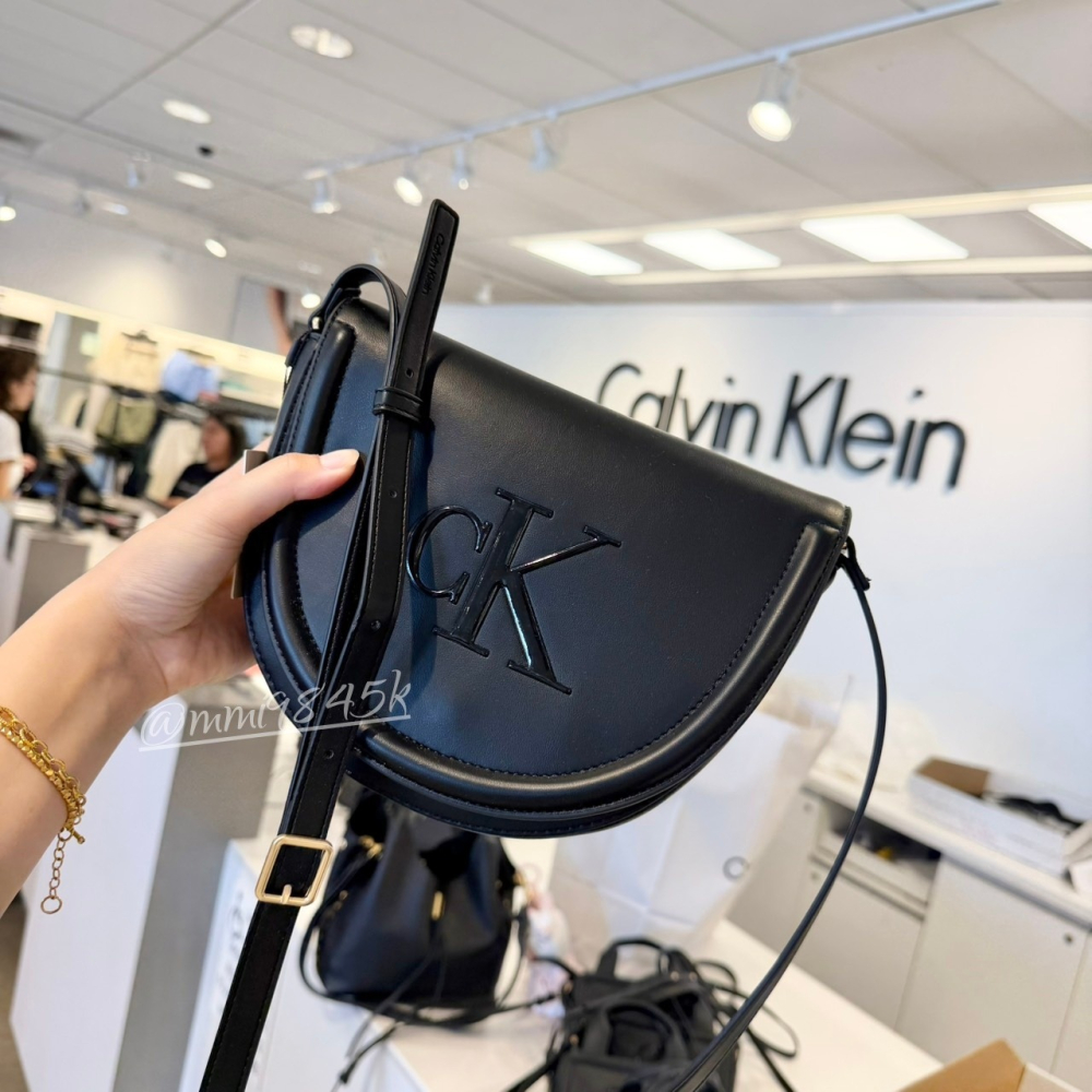 Calvin Klein  馬鞍包 浮雕LOGO 翻蓋 側背包 CK  翻蓋式皺摺馬鞍包 單肩包 斜背包-細節圖2