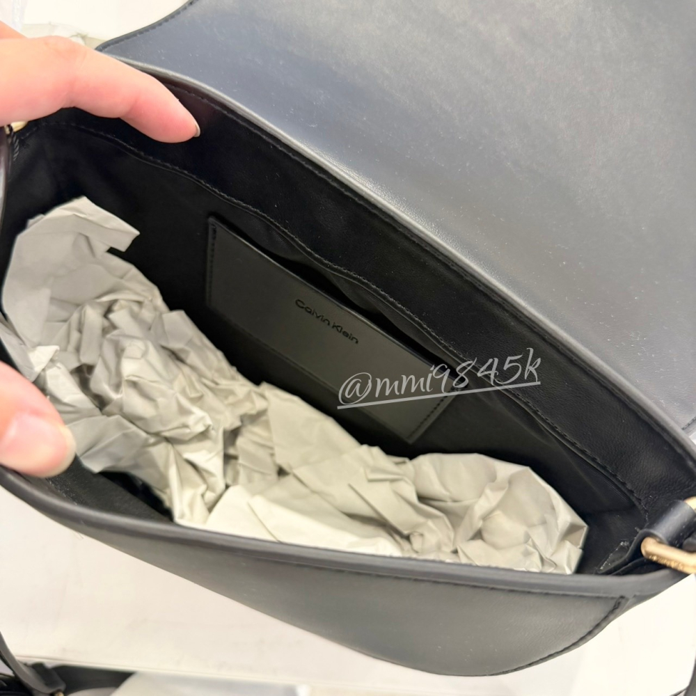 Calvin Klein  馬鞍包 浮雕LOGO 翻蓋 側背包 CK  翻蓋式皺摺馬鞍包 單肩包 斜背包-細節圖3