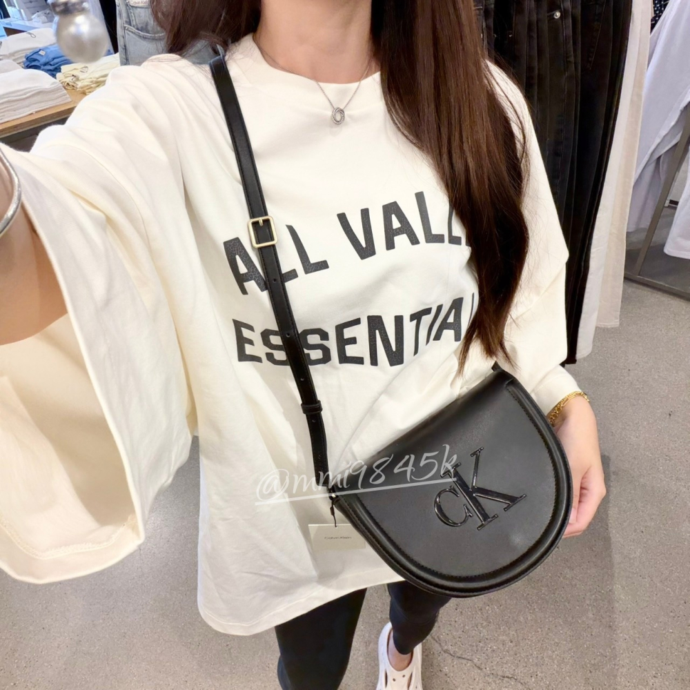 Calvin Klein  馬鞍包 浮雕LOGO 翻蓋 側背包 CK  翻蓋式皺摺馬鞍包 單肩包 斜背包-細節圖4