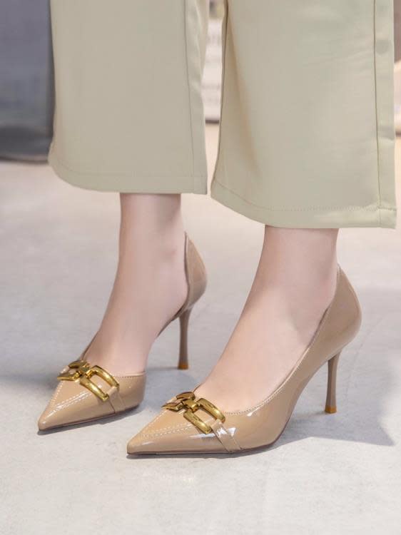 釬金鳥時尚皮帶扣側空高跟鞋女2023年新款性感尖頭細跟米白色單鞋-細節圖3