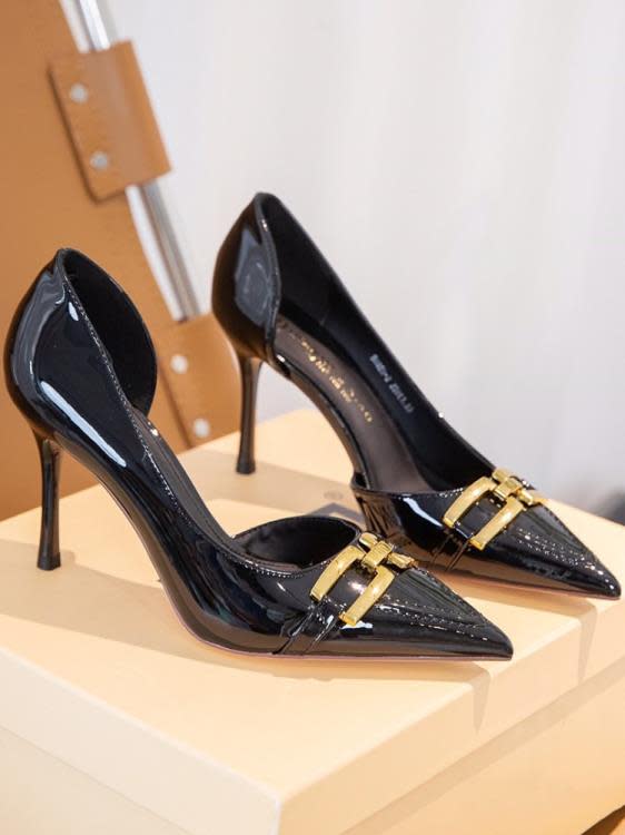 釬金鳥時尚皮帶扣側空高跟鞋女2023年新款性感尖頭細跟米白色單鞋-細節圖6