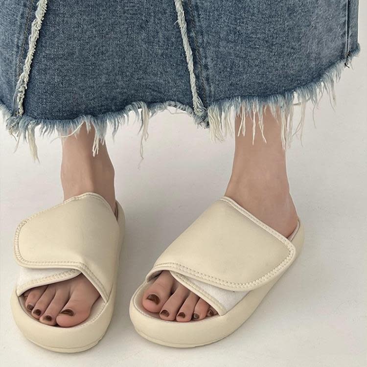 時尚厚底白色踩屎感網紅防滑拖鞋女款夏天2023新款超火沙灘涼拖鞋-細節圖2