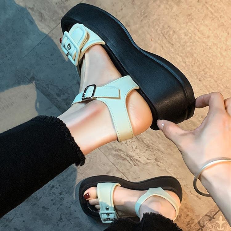 厚底鞋 休閒一字帶搭扣女鞋2023夏季新款女時尚方扣中空透氣舒適涼鞋-細節圖3