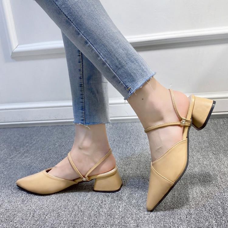 涼鞋 2023新款大碼尖包頭方跟一字帶嘎嘎好看-細節圖2