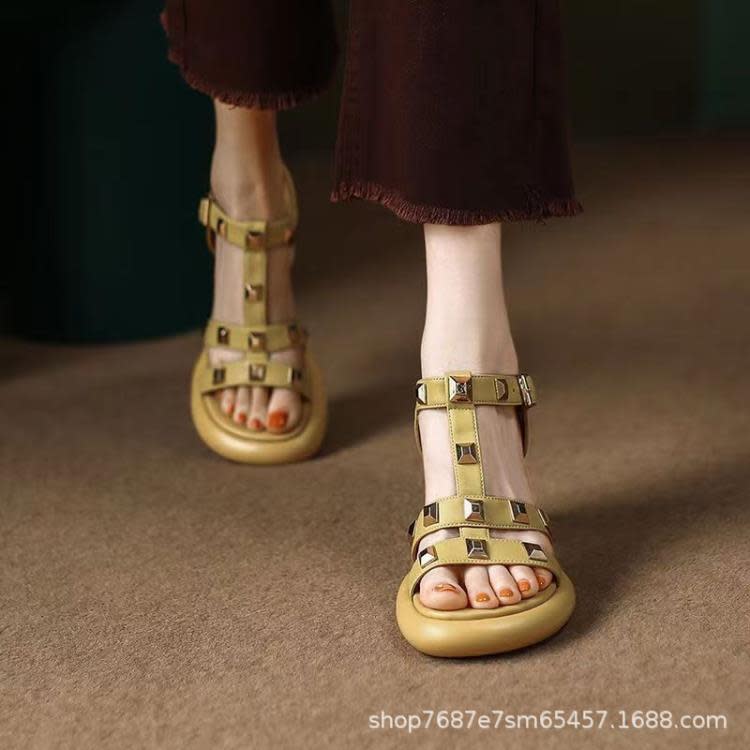 高跟鞋 露趾粗跟外穿一字帶涼鞋女百搭仙女2023新款夏季鉚釘時尚涼鞋-細節圖4