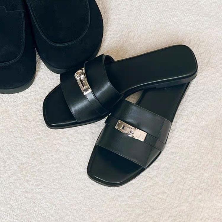 拖鞋 2023新款夏季露趾鎖扣一字女平底時尚外穿涼拖-細節圖7