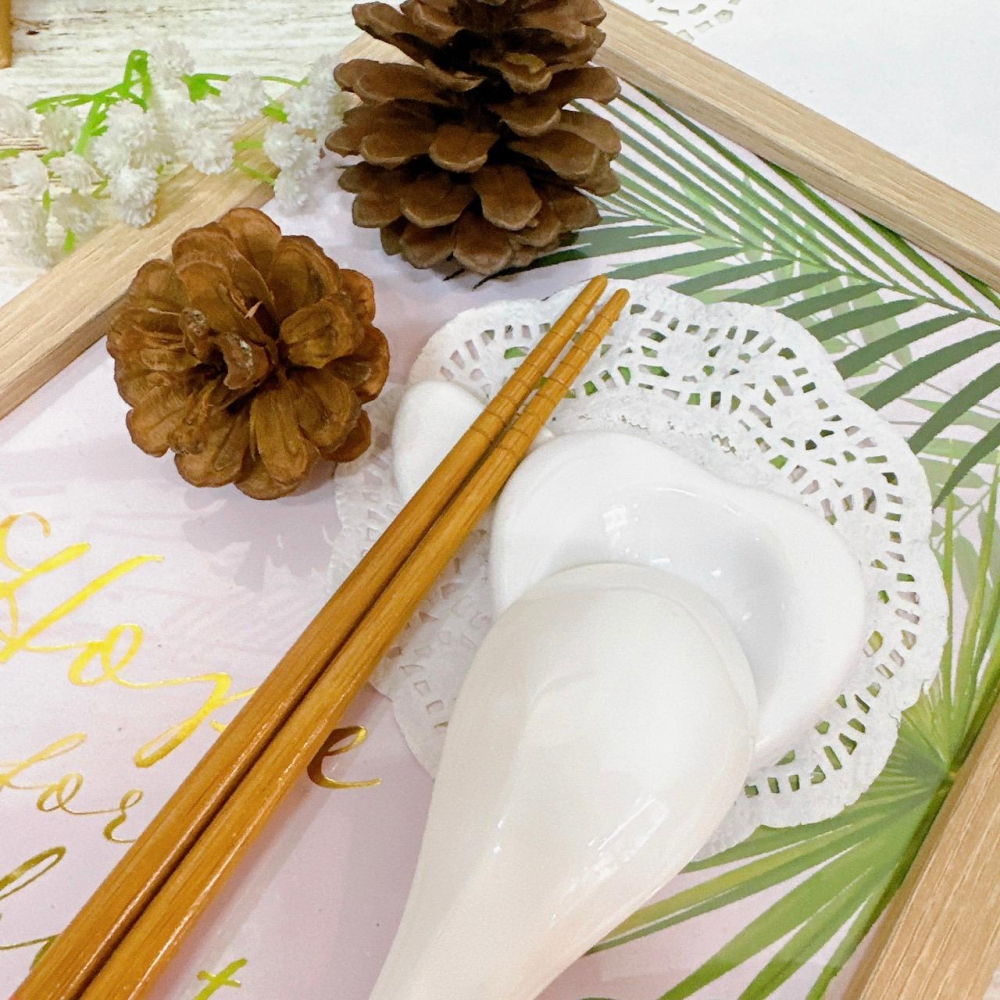 甜妞節慶♥台灣現貨♥【愛心湯勺筷架】婚禮小物 陶瓷筷架 姐妹禮 抽捧花禮物 陶瓷愛心筷架 廚房用品 餐桌用品-細節圖2