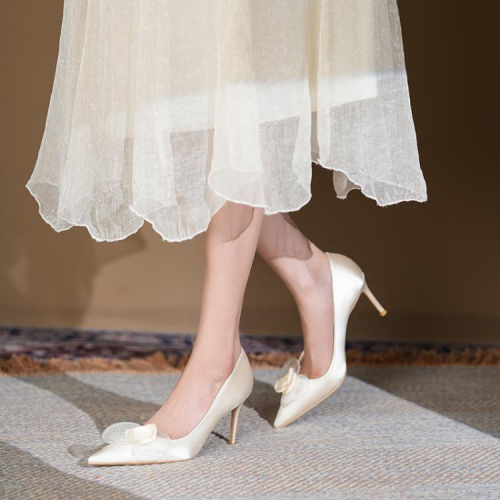 高跟鞋 2023新款法式綢緞花朵鞋尖頭細跟簡約白色秀禾新娘婚鞋伴娘鞋