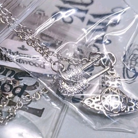 補貨中/韓製-高品質-翻玩水鑽土星別針項鍊/銀色系/附紙盒-防塵袋-飾品擦拭布-書卡-紙袋-細節圖6