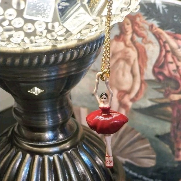 少量現貨/法式紅裙芭蕾舞女孩項鏈/紅色項鏈/手繪精工的法瑯材質/顯白高級優雅-細節圖5