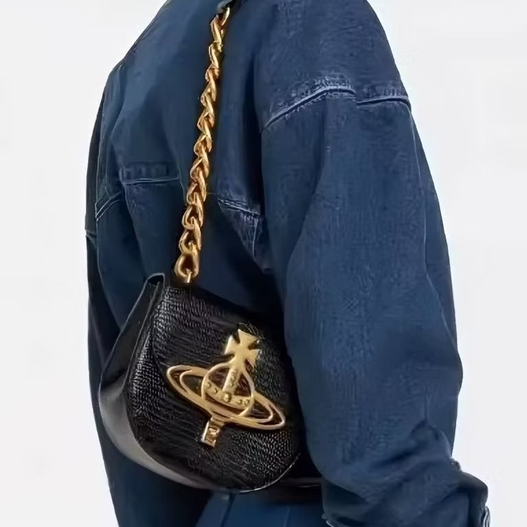 🇬🇧Vivienne Westwood黑色翻蓋-金色Logo斜背包/小號蜥蜴皮革斜/肩背鏈條和皮革包包-細節圖2