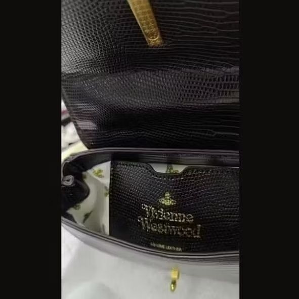 🇬🇧Vivienne Westwood黑色翻蓋-金色Logo斜背包/小號蜥蜴皮革斜/肩背鏈條和皮革包包-細節圖3