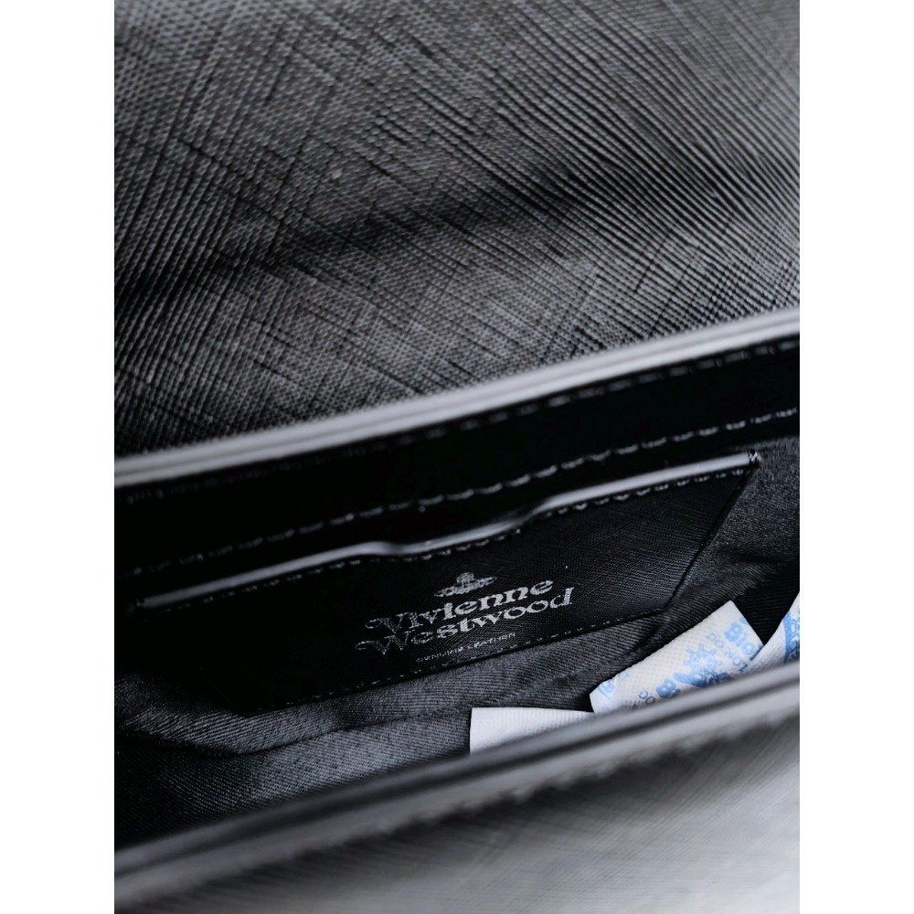 現貨/日版Vivienne Westwood Sofia Saffiano 黑色十字防刮皮革馬鞍包-細節圖3