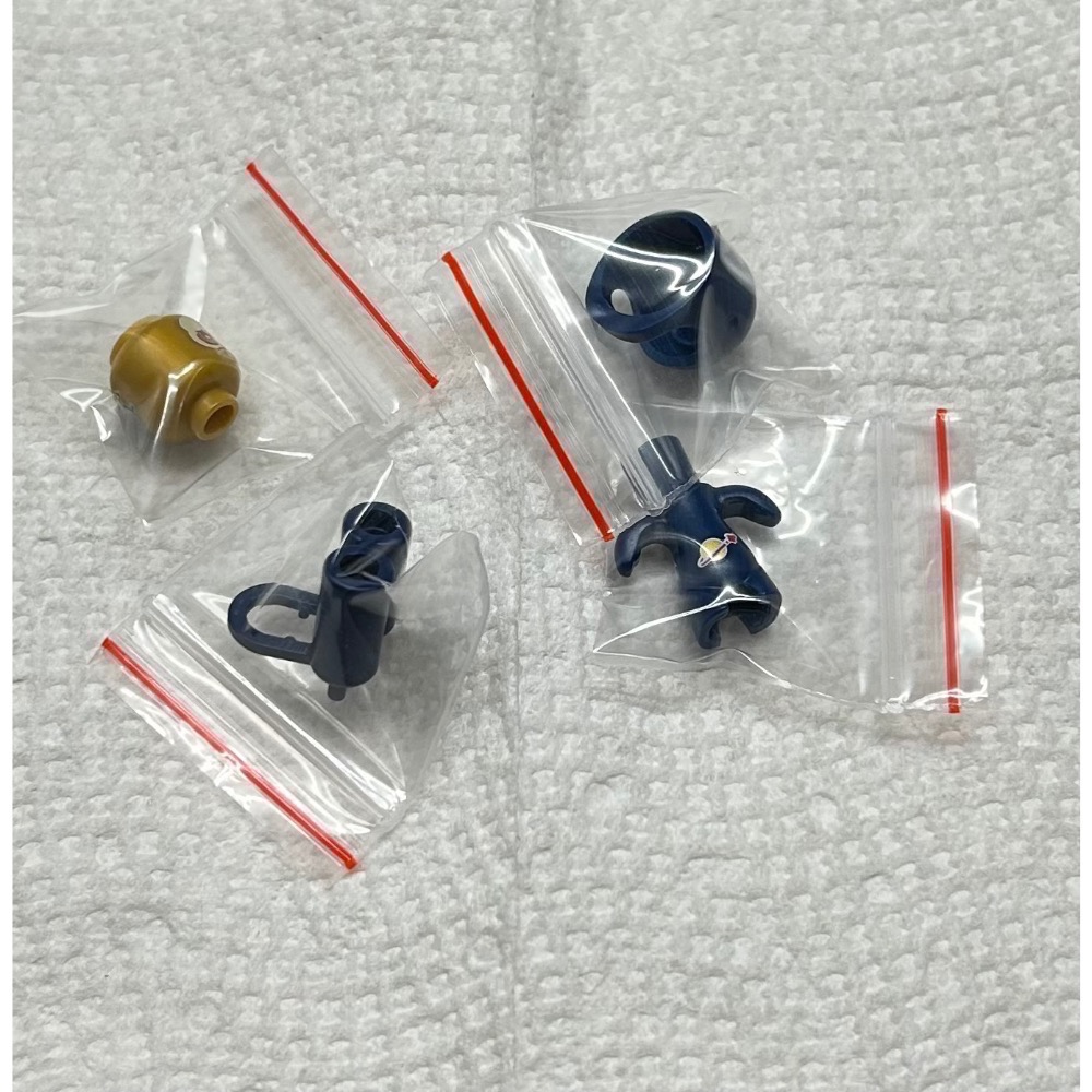 正版 Lego 樂高 71499 迷你深藍色太空人 阿爾伯特 稀有收藏 全新 如圖所示 夾鏈袋裝-細節圖6
